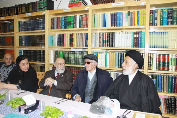 از راست به چپ: حجت الاسلام سید هادی خامنه ای در کنار استاد اذکائی و مهندس محمدرضا سحاب