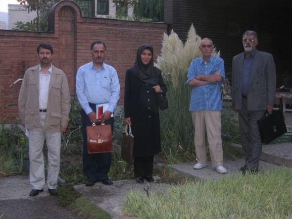 از سمت راست جمشید کیانفر، استاد ایرج افشار، فریبا افکاری، ناصر گلباز و اکبر ایرانی 