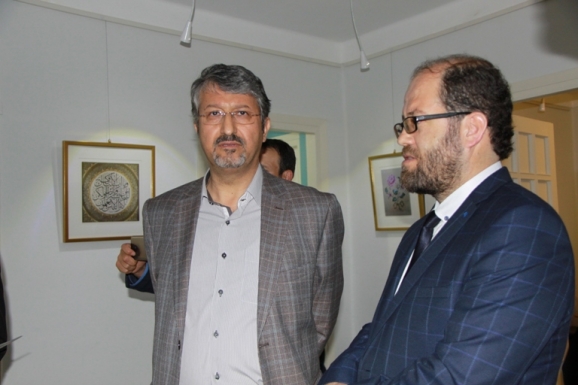 از راست: تورقای شفق، مدیر مرکز یونس امره و اکبر ایرانی، مدیرعامل مؤسسۀ پژوهشی میراث مکتوب 