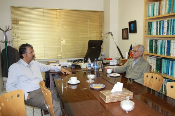 از راست:  ابوالقاسم امامی و اکبر ایرانی، مدیرعامل مرکز پژوهشی میراث مکتوب 