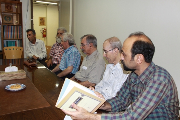 از راست: فرهاد طاهری، علی اشرف صادقی، علی موسوی گرمارودی، علی بلوکباشی، جمشید کیانفر و محمد شکری فومشی