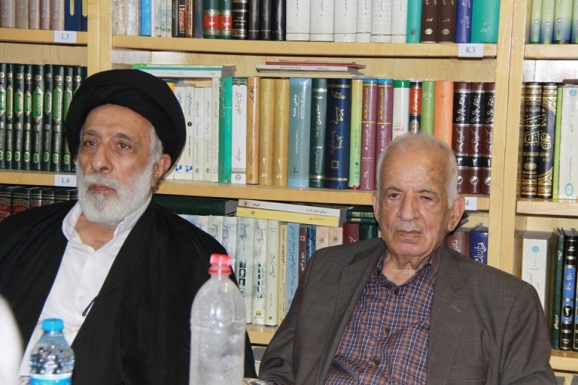 از راست: مهدی محقق رئیس سابق انجمن آثار و مفاخر فرهنگی ایران و آیت الله سید هادی خامنه ای، رئیس پژوهشکدۀ تاریخ اسلام