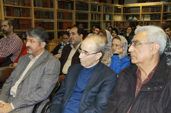 از راست: جواد محمد خمک، سیستان پژوه، علی اشرف صادقی (مدیر گروه فرهنگ نویسی فرهنگستان زبان و ادب فارسی)، اکبر ایرانی (مدیرعامل مؤسسۀ پژوهشی میراث مکتوب)