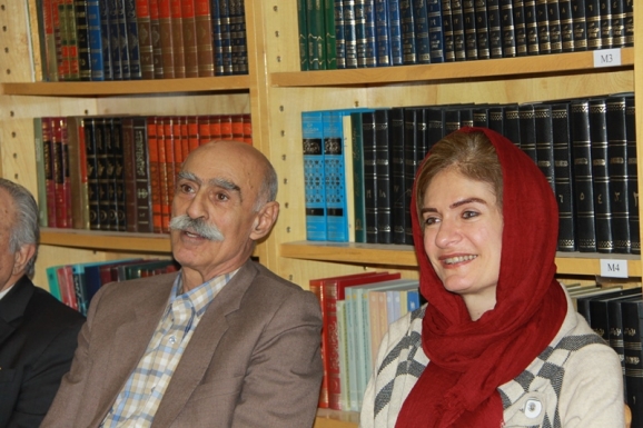 خانم «نگار کواچ» همسر «یانواش کواچ» سفیر مجارستان در ایران در کنار دکتر حسن ادیب زاده