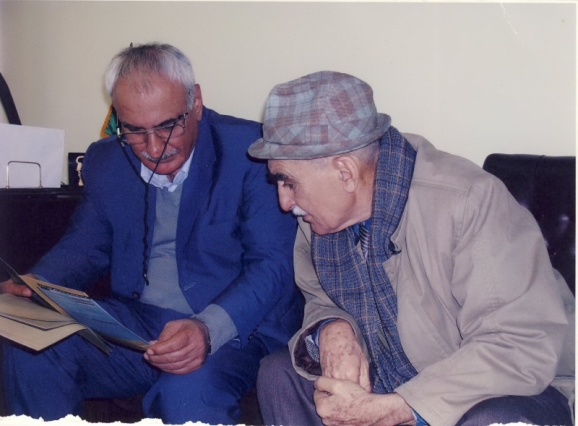 از سمت راست استاد ایرج افشار و استاد حسن انوشه